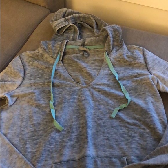 Lightweight hoodie with thumb holes - Picture 3 of 3